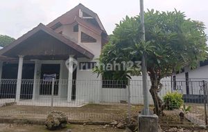 House for Rent. Spacious Yard, Large Rooms & Storage, Suitable for Various Needs.