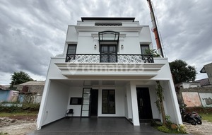 Cibubur - Rumah Mewah Modern 3 Lantai Pinggir Jalan Jakarta Timur