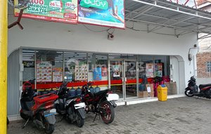 Selling Very Quickly and Seriously. Active Shop House. Densely Populated Area. Suitable for Minimarket Business, Office, etc. Can be used for Passive Income.