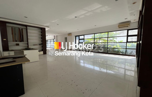 Building Suitable for Business on Pemuda Street