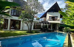 Spacious garden villa with rice field view at Padonan Canggu