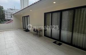 Dijual Rumah Kantor atau Ruang Usaha Selangkah ke Pakubuwono dan Senayan Posisi Hook Bangunan 2 Lantai, Halaman dan Balkon Luas Jakarta Selatan