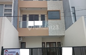 Cheap !! Quick Sale !! Brand New 6 x 20 Ready-to-Live House in Janur Hijau, Negotiable.