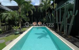 Charming 3-Bedroom Family Villa for Long-Term Rent, featuring a private pool, studio, and modern tropical design, fully furnished and centrally located in Canggu, minutes from Batu Bolong & Echo Beach | IP 675