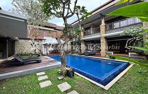 Charming and Spacious 4BR Villa for Rent in Prime Seminyak-Badung Area, with Easy Access to Schools, Popular Seminyak Spots, the Airport, and the Beach. | AR 314