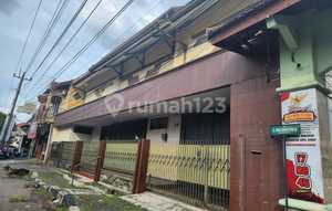 House+land 400/1020m2, located on the main road in a commercial area. Available for long-term lease for business purposes. Address: Jl Wahid Hasyin, Panjunan, Kudus.