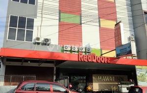 Hotel on Jl. Adyaksa near Panakkukang Mall.