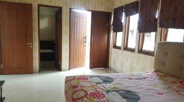 kamar tidur rumah 2 lantai rapi jual