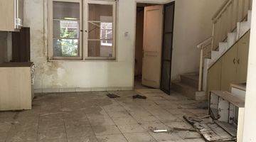 ruang makan rumah 2 lantai jual cepat
