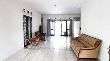 ruang tamu rumah apik di bintaro jaya