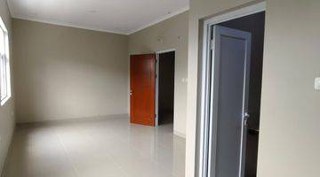 Gambar 3 Rumah Baru Greenville Depan Taman Row Jalan 2 Mobil