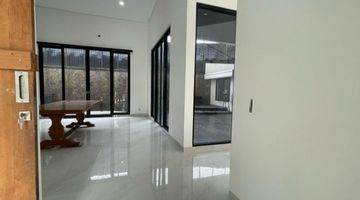 Gambar 3 Rumah Mewah Alam Sutera Cluster Onyx Depan Taman Lokasi Cakep