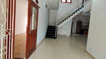 ruang tamu rumah kemanggisan dalam komplek tenang