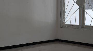 kamar tidur rumah di grand semanggi residence