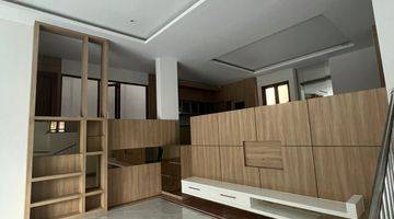 Gambar 2 Rumah 4 Lantai Hoek Bagus Semi Furnished SHM di Taman Villa Meruya, Jakarta Barat