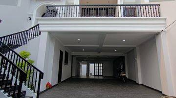 Gambar 2 Luxury Classic House 3 Lantai + Rooftop & Kolam Renang Pribadi  