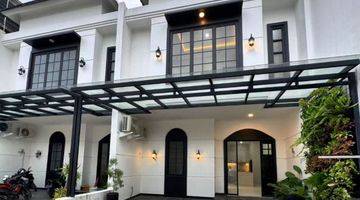 Gambar 2 Jarang Ada !!! Rumah Classic Cantik Dengan Kolam Renang Pribadi 