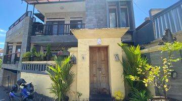 tampak depan rumah lantai dua lengkap dengan