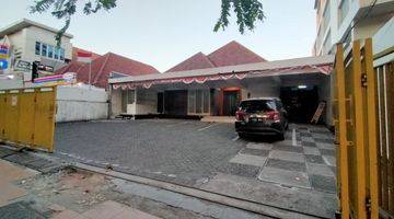 Gambar 1 Tempat Usaha Raya Darmo Area Komersial Pusat Kota