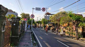 Gambar 1 Tanah dijalan utama letda kajeng yang batu deket renon