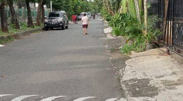 Gambar 3 Rumah dua lantai,declouster jln besar lokasi bagus