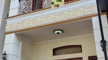 tampak depan rumah mewah 2 lantai dalam