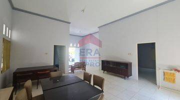 ruang keluarga rumah tengah kota lingkungan asri,