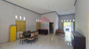 ruang keluarga rumah tengah kota lingkungan asri,