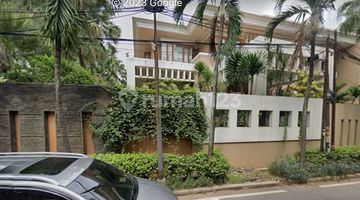 tampak depan rumah furnished di kawasan elite