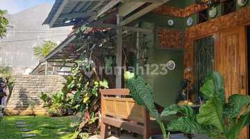 tampak depan rumah asri 2 lantai di
