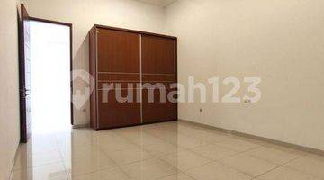 Gambar 4 Rumah Disewakan di Kemang Tipe 4 BR Jakarta Selatan