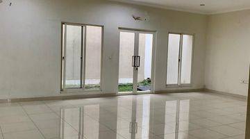 ruang keluarga disewakan rumah di pelican gading