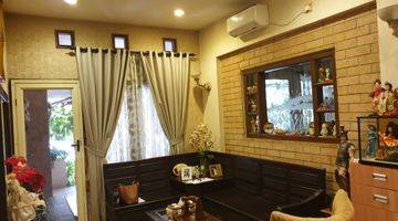 Gambar 2 Rumah 3 Lantai Siap Huni dgn Interior Cantik & Fungsional Bintaro