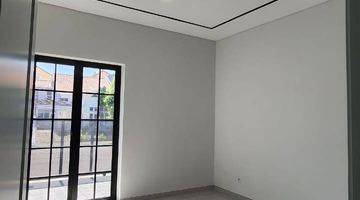 Gambar 4 Rumah 2 Lantai Baru Unfurnished SHM di Citraland, Surabaya