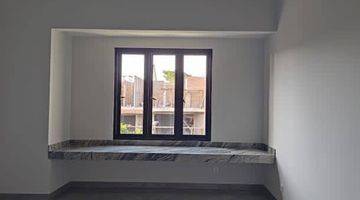 Gambar 3 Rumah 2 Lantai Baru Semi Furnished SHM di Citraland, Surabaya