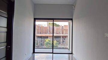 Gambar 4 Rumah 2 Lantai Baru Semi Furnished SHM di Citraland, Surabaya