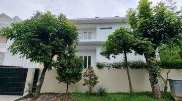 Gambar 1 Rumah 2,5 Lantai Split Level  Bagus Semi Furnished di Graha, Surabaya