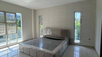 Gambar 4 Rumah 2,5 Lantai Split Level  Bagus Semi Furnished di Graha, Surabaya