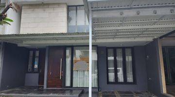 Gambar 1 Rumah dalam cluster siap huni depan taman dekat dari pos satpam