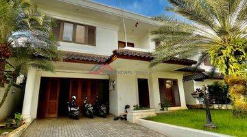 Gambar 2 Rumah Dengan Private Pool Dalam Townhouse Strategis Pejaten Barat