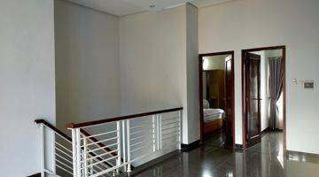 Gambar 3 Rumah Exclusive 2 Lantai Furnished Di Perumahan Kota Solo