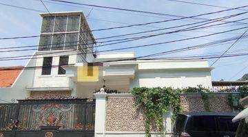 Gambar 1 Rumah Modern Dilengkapi Swimming Pool Di Tebet