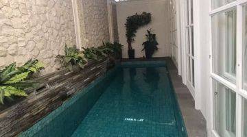 Gambar 1 Rumah Modern Dilengkapi Swimming Pool Di Tebet