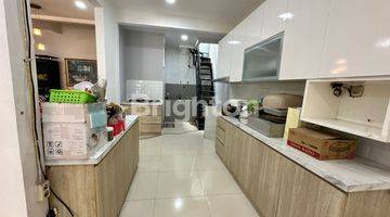 Gambar 1 Rumah bagus 2lantai,Lb300m2,shm,jalan2 mobil,garasi 2mobil,selangkah pasar dan mall