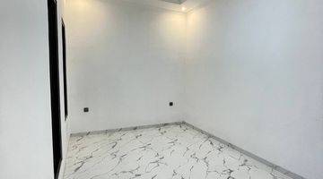 Gambar 4 Rumah 2 Lantai Siap Huni Classic Modern Di Bintaro