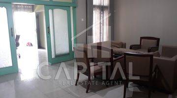 ruang makan rumah cantik tengah kota di