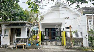 Gambar 1 Disewakan Rumah Hook 2 Lantai Murah Semi Furnished di Griya Shanta