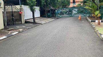 Gambar 2 Rumah 3 Lantai Depan Lapangan Tennis Puri Indah