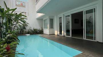 Gambar 1 Luxurious 6-Bedroom Home for Rent with Pool and 4-Car Garage