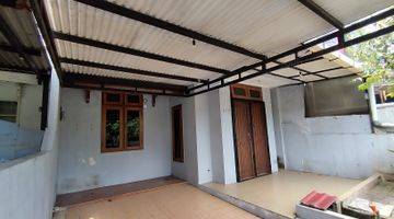 tampak depan rumah mungil dalam komplex yang